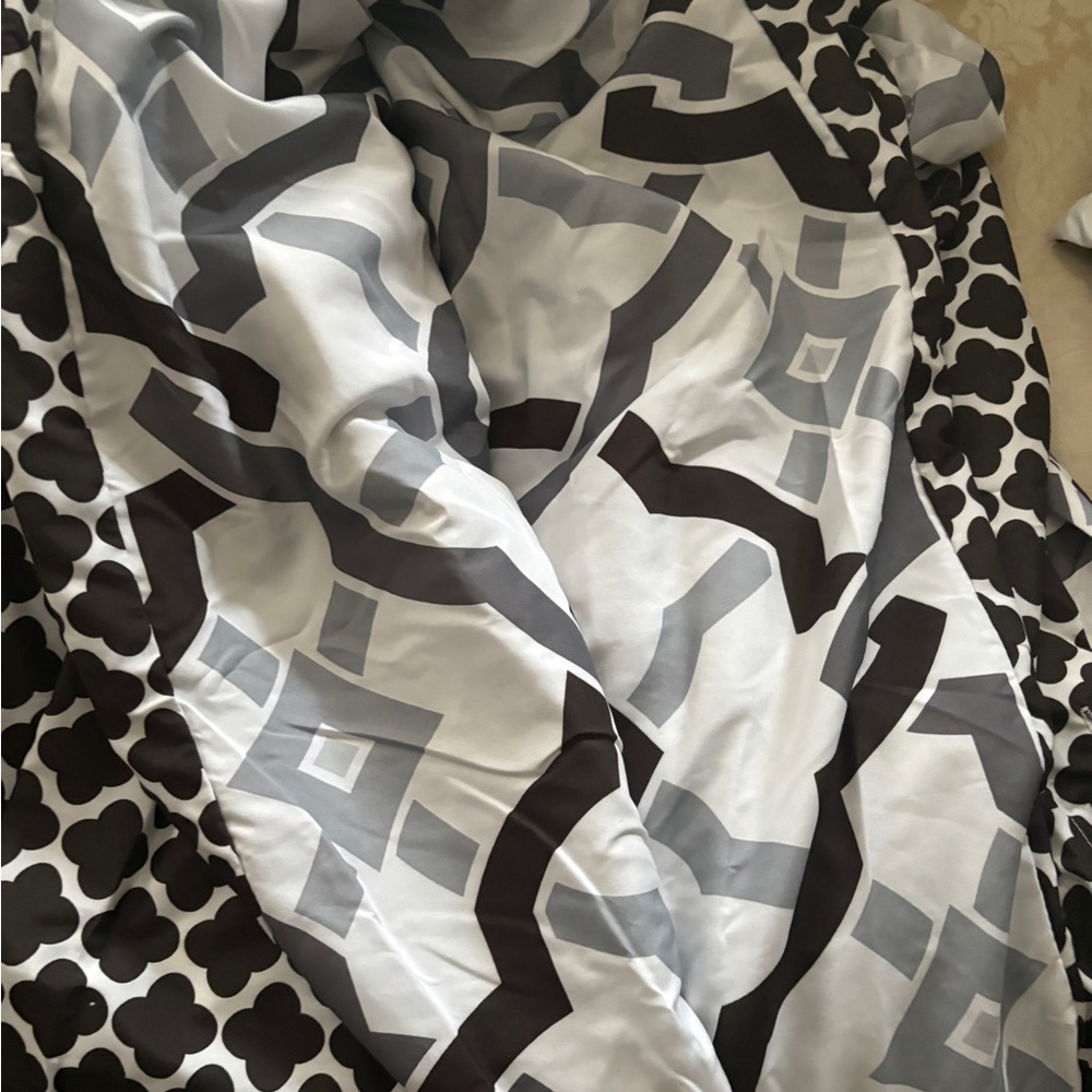 Reversible duvet fits double includes bed skirt and shams in mint condition